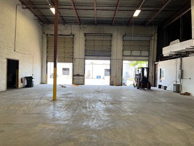 More Photos Of 9366 Wallisville Rd, Houston Warehouse For Lease