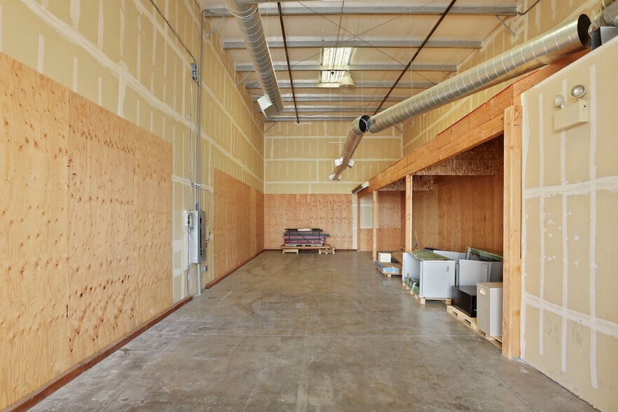 More Photos Of 600-626 Commerce Ct, Manteca Service For Sale