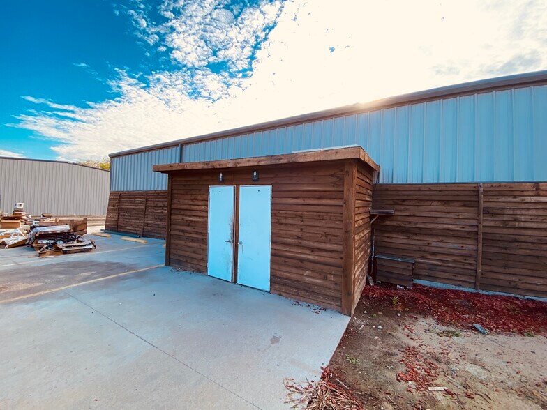 More Photos Of 15064 University Dr, Forney Warehouse For Lease
