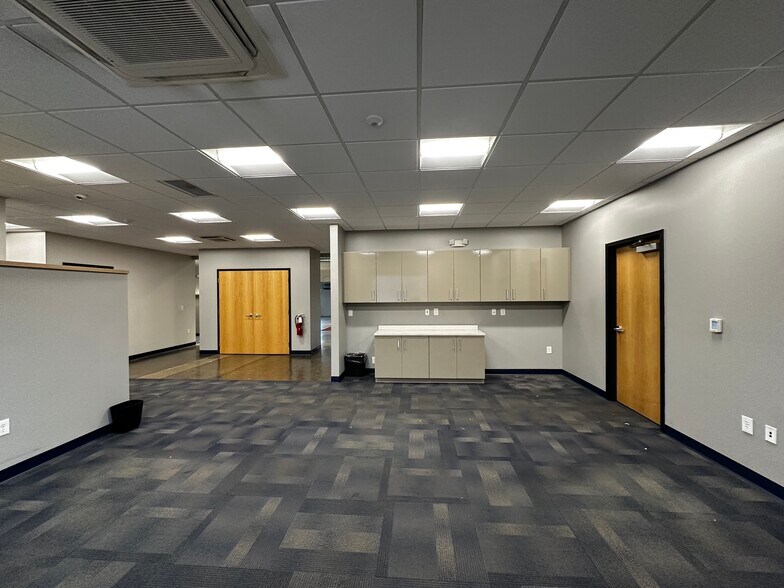 More Photos Of 3155 Bermuda St, Ferndale Manufacturing For Lease