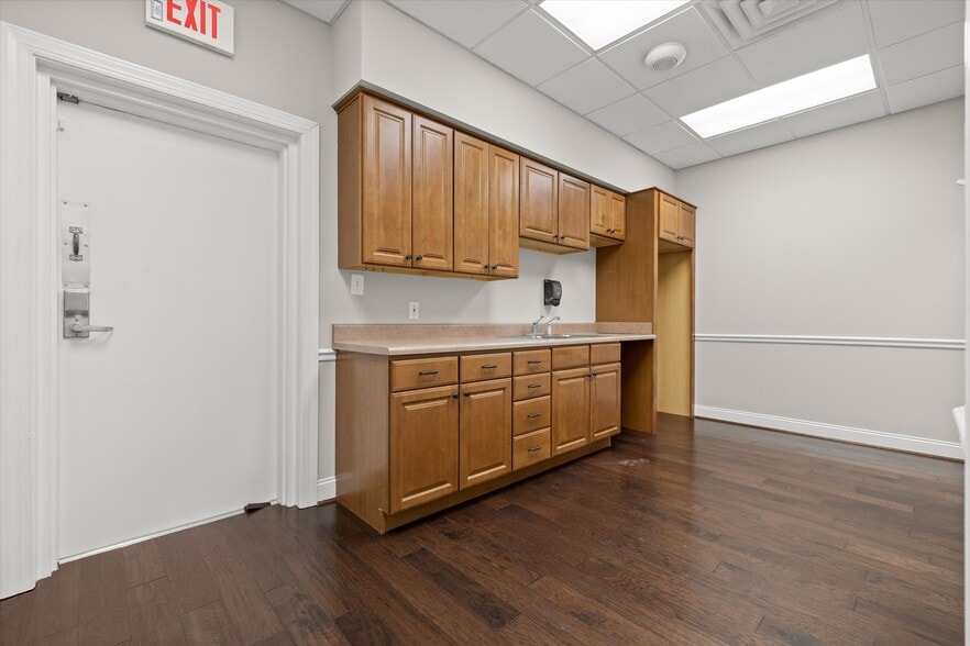 More Photos Of 7446 Shallowford Rd, Chattanooga Medical For Lease