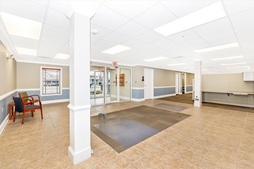 More Photos Of 925 N East St, Frederick Bank For Lease