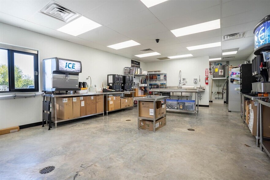 More Photos Of 330 NW John Jones Dr, Burleson General Retail For Sale