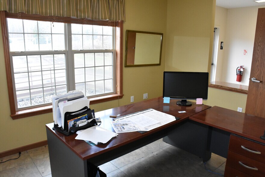 More Photos Of 105 McQuiston Dr, Jackson Center Industrial For Sale