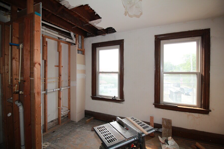 More Photos Of 900 Island Ave, McKees Rocks General Retail For Sale