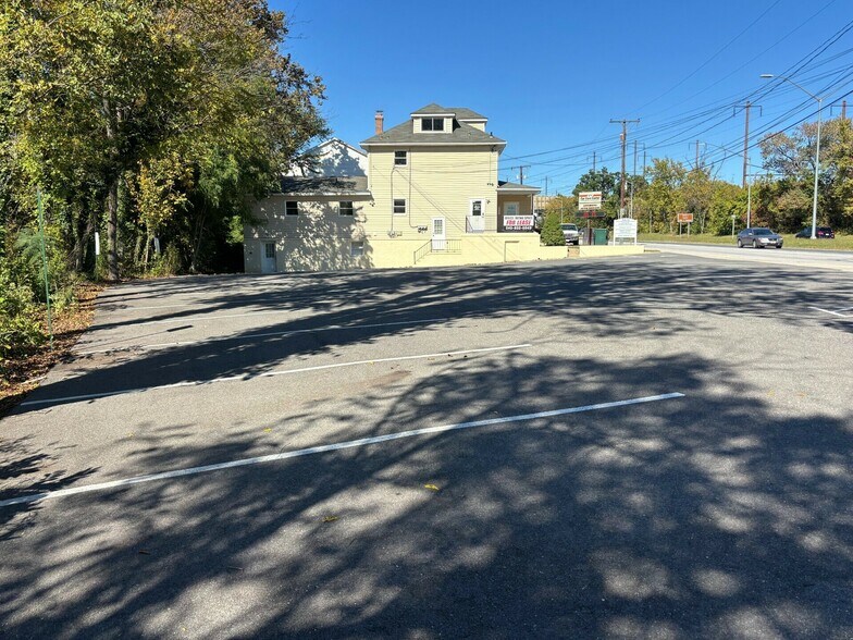 More Photos Of 5626 Southwestern Blvd, Arbutus Office For Sale