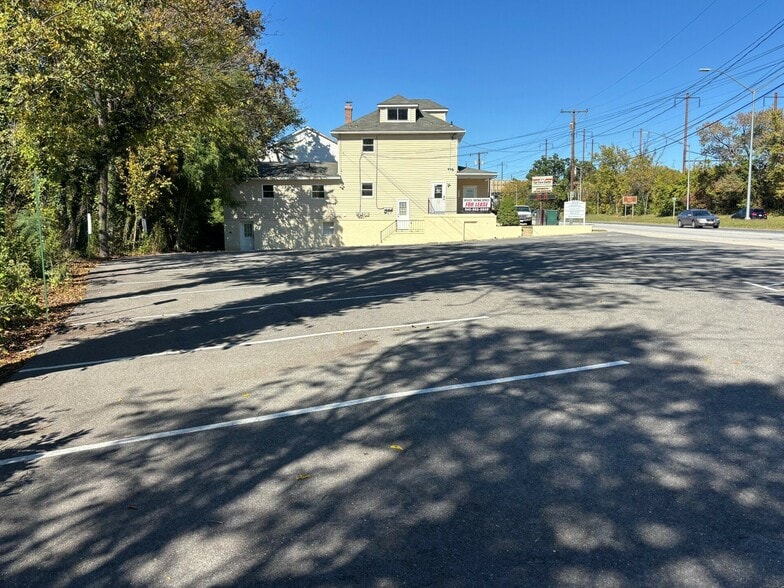 More Photos Of 5626 Southwestern Blvd, Arbutus Office For Lease