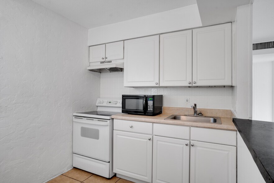 More Photos Of 1940-1942 Passaic Ave, Fort Myers Apartments For Sale