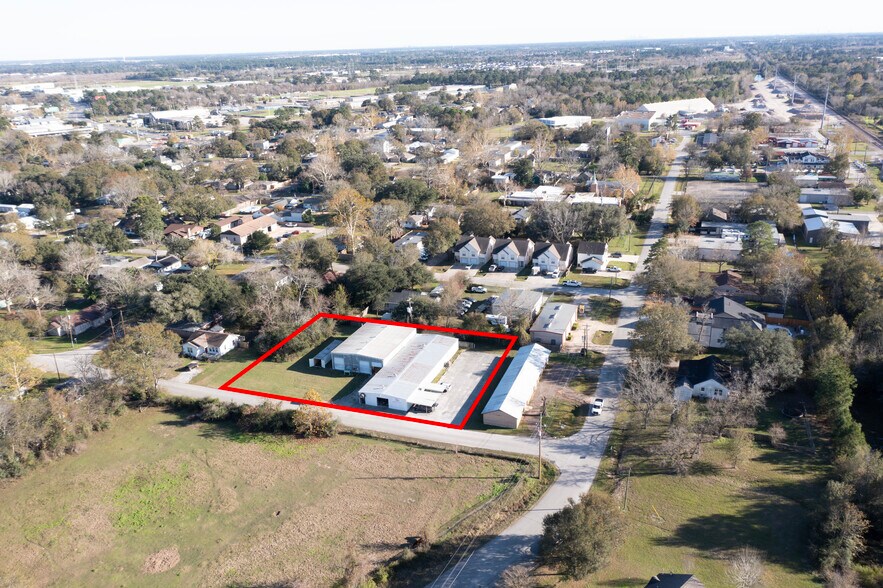 More Photos Of 211 Carrell St, Tomball Industrial For Lease