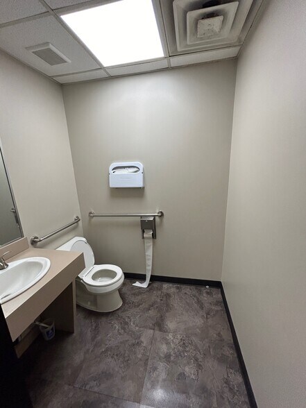 More Photos Of 723 Rollingbrook Dr, Baytown Office For Sale