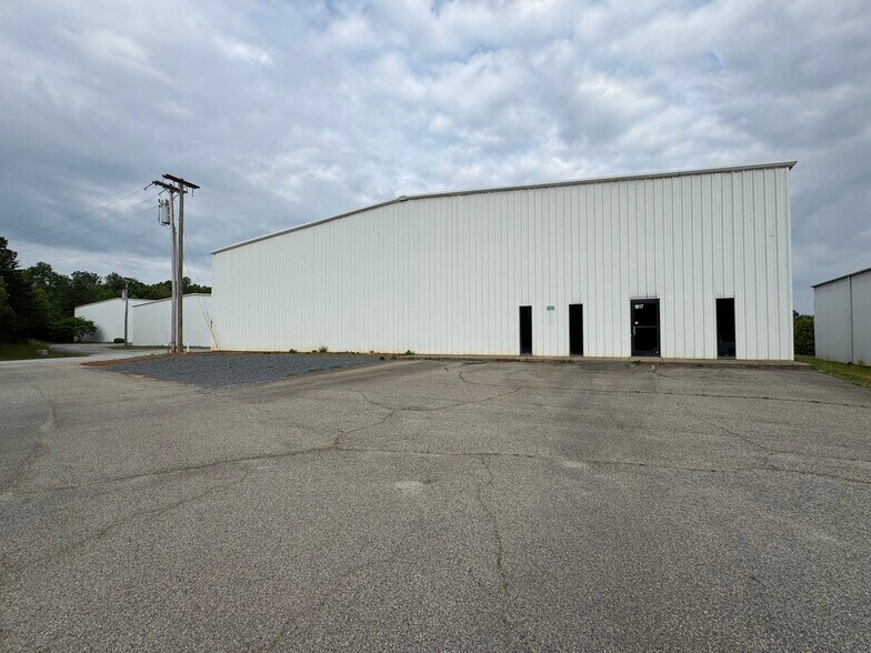 More Photos Of 1817 Baker Rd, High Point Warehouse For Lease