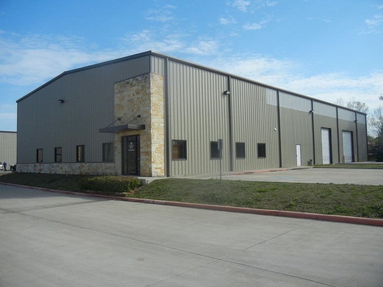 More Photos Of 501 Hickerson St, Conroe Manufacturing For Lease