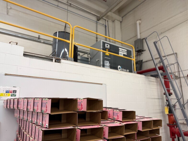 More Photos Of 3940 Porett Dr, Gurnee Manufacturing For Sale