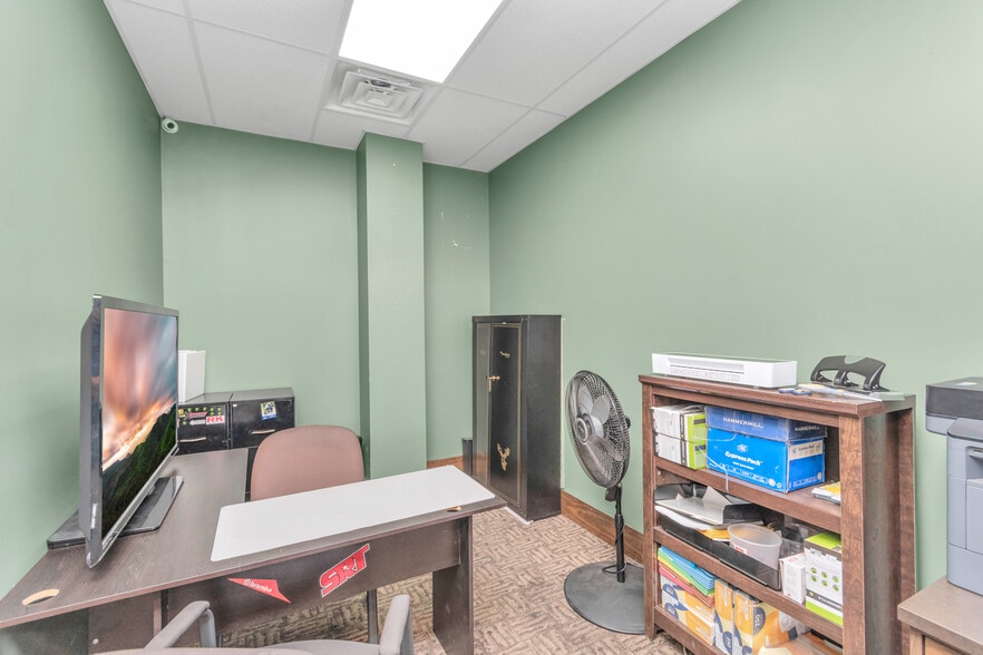 More Photos Of 14902 N Fwy Service Rd, Houston Freestanding For Sale