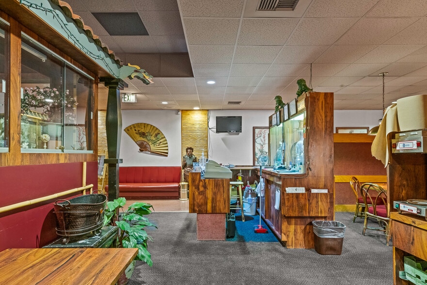 More Photos Of 9 S 1st St, Yakima Restaurant For Sale