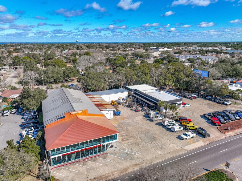 More Photos Of 639 Harbor Blvd, Destin Showroom For Lease