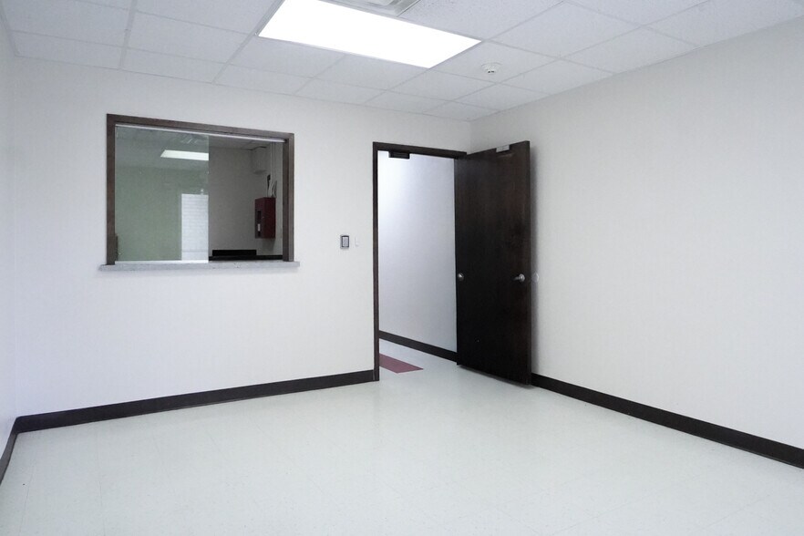 More Photos Of 402 E Guadalupe St, Victoria Freestanding For Sale
