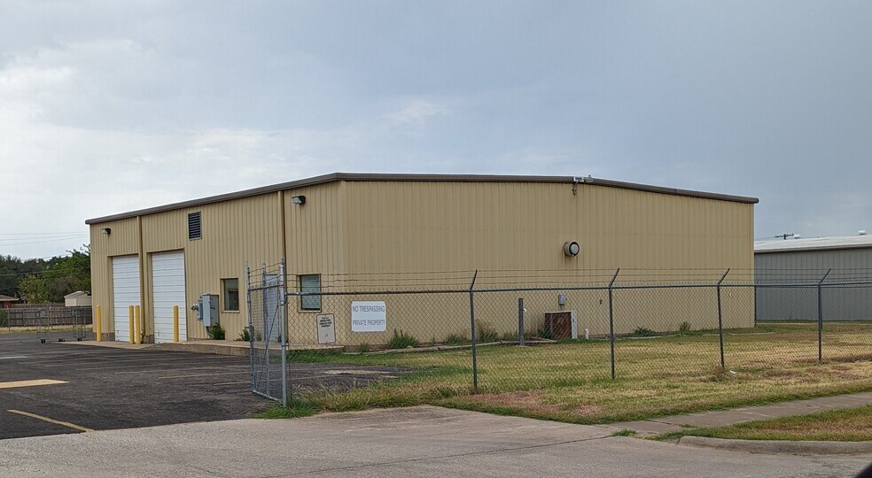 More Photos Of 1416 Twin Oaks St, Wichita Falls Warehouse For Lease