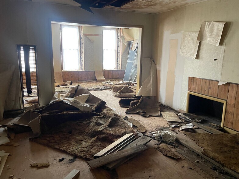 More Photos Of 145 E Main St, Sedan General Retail For Sale