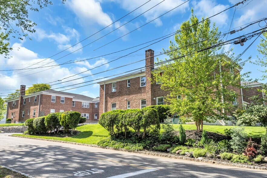 More Photos Of 28 Linden St, Great Neck Apartments For Sale