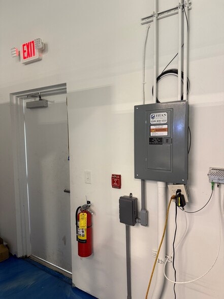 More Photos Of 16360 Innovation Ln, Fort Myers Showroom For Lease