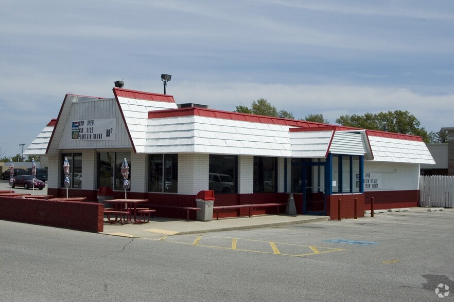 More Photos Of 305-423 N Halleck St, Demotte General Retail For Lease