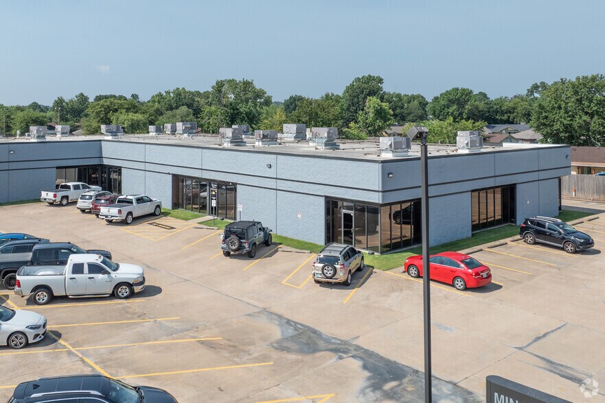 More Photos Of 9522 E 47th Pl, Tulsa Flex For Sale