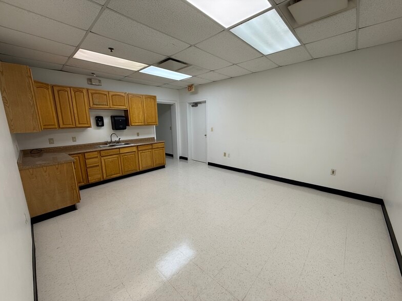 More Photos Of 4401 N Elm St, Denton Manufacturing For Sale