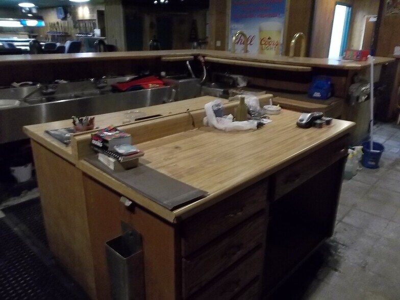 More Photos Of 3801 S Santa Fe Ave, Chanute Bar For Sale