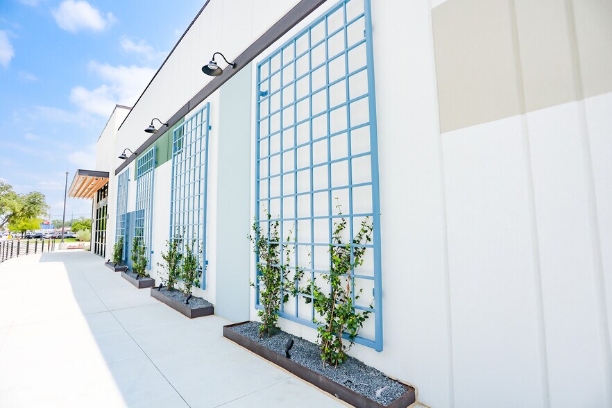 More Photos Of 1417 Graham Dr, Tomball General Retail For Sale