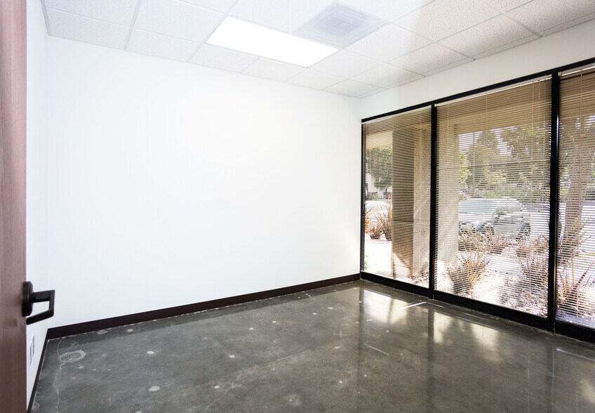More Photos Of 4572 Telephone Rd, Ventura Warehouse For Lease
