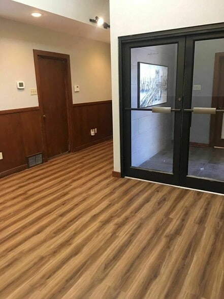 More Photos Of 209 S Pioneer Dr, Abilene Flex For Lease