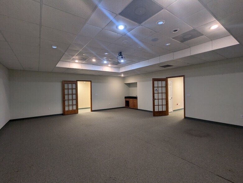 More Photos Of 2348 Highway 69 N, Nederland Office For Sale