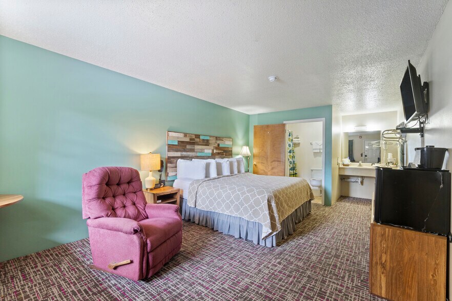 More Photos Of 3031 E Van Buren, Eureka Springs Hotel For Sale