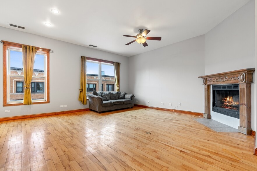 More Photos Of 3801-3809 N Clark St, Chicago Restaurant For Sale