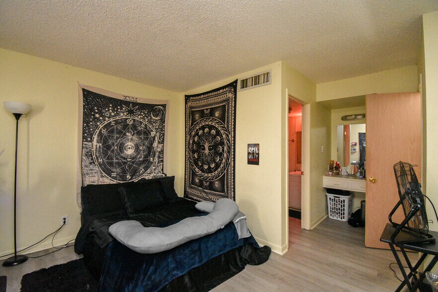More Photos Of 1805 Rosemary Ave, Victoria Apartments For Sale