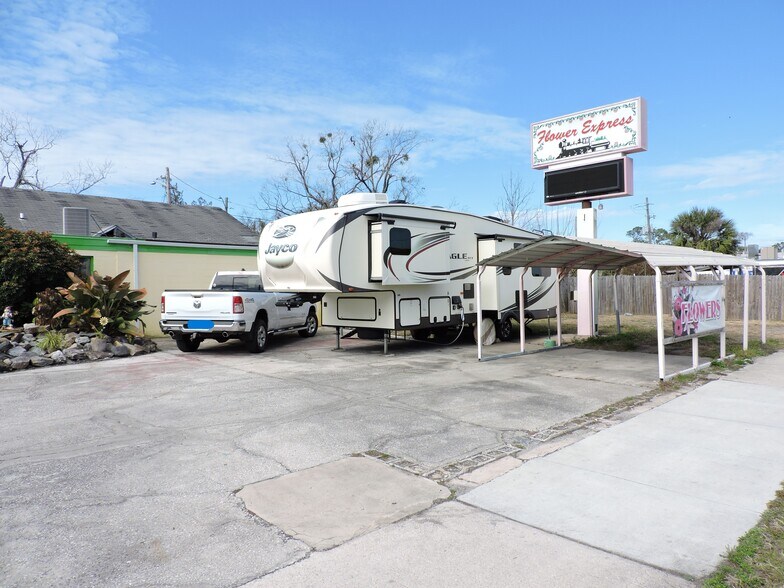 More Photos Of 2504 Main St, Jacksonville Freestanding For Sale