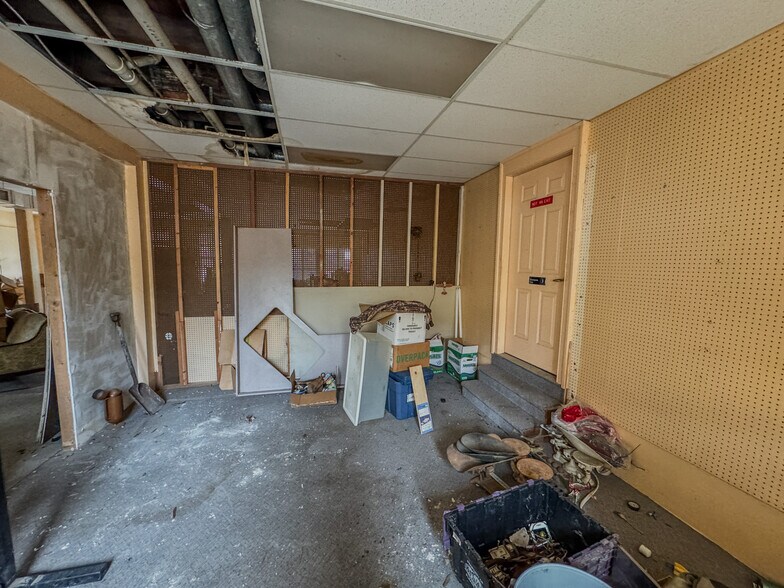 More Photos Of 37 N Greenwich St, Alloway Freestanding For Sale