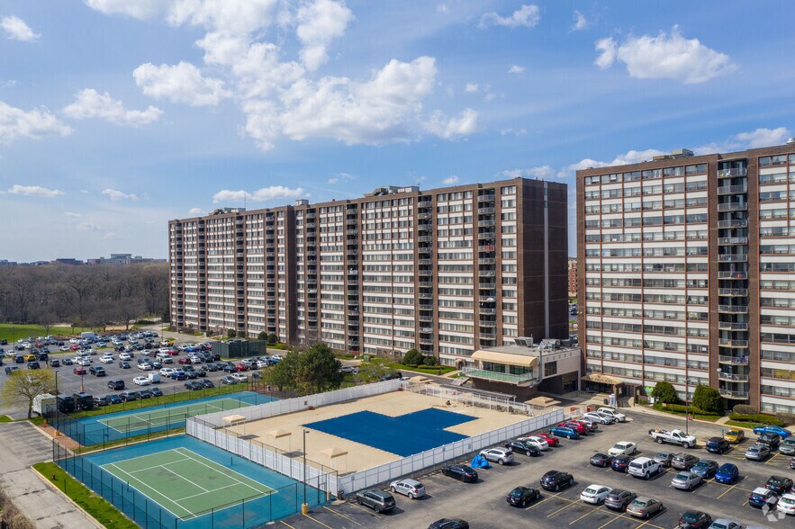 More Photos Of 5441 N East River Rd, Chicago Apartments For Lease