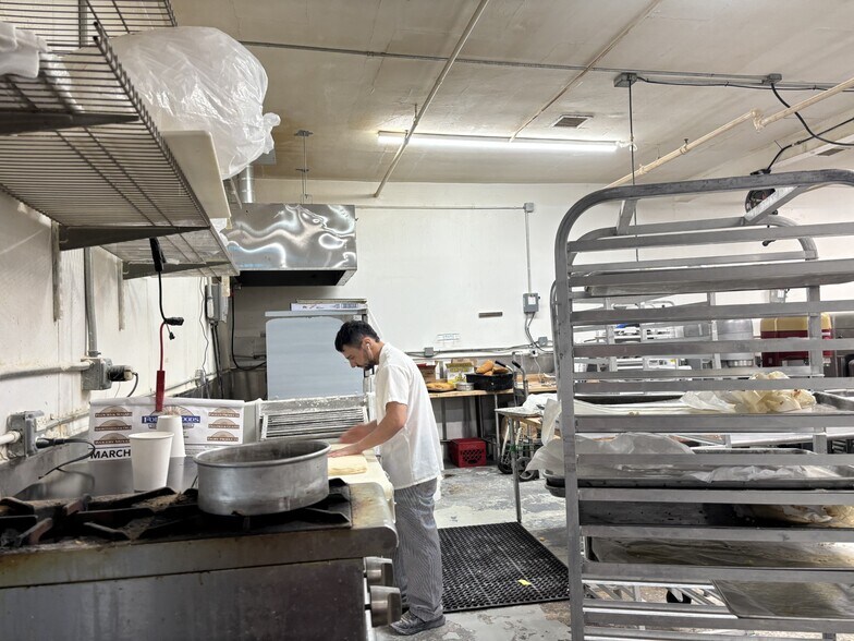 More Photos Of 56 Cortland Ave, Dumont Showroom For Lease