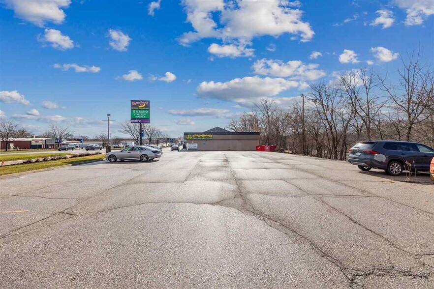 More Photos Of 906 2nd St, Coralville General Retail For Lease