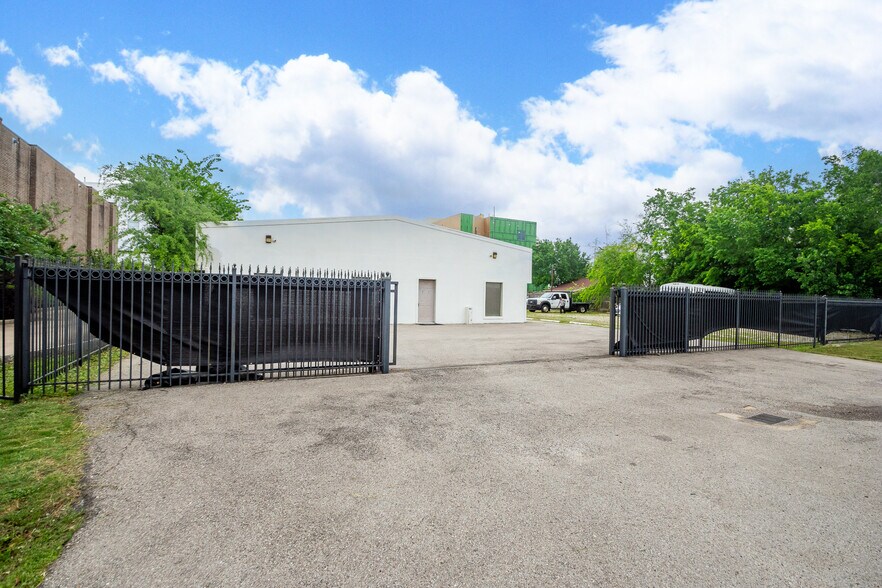 More Photos Of 5904 Dolores St, Houston Office For Lease