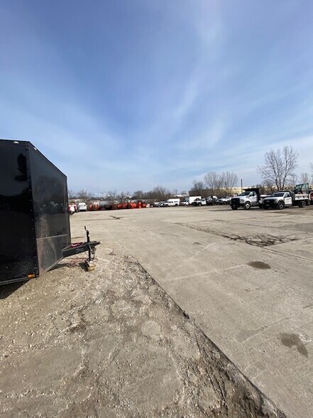 More Photos Of 9840 S 27th St, Oak Creek Showroom For Lease