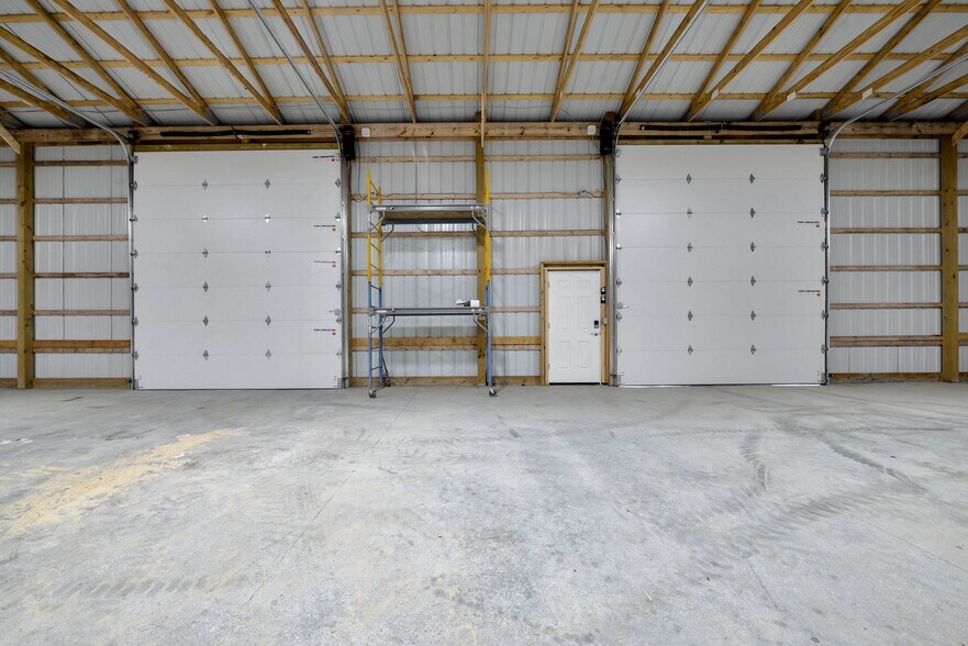 More Photos Of 5263 Harrisburg Pike, Grove City Warehouse For Lease