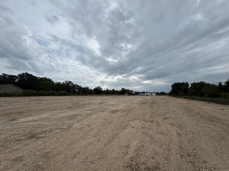 More Photos Of 9182 S US Highway 79, Palestine Service For Lease