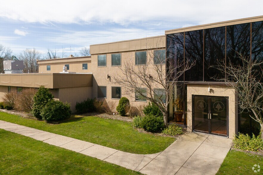 More Photos Of 7290 Nash Rd, North Tonawanda Showroom For Sale