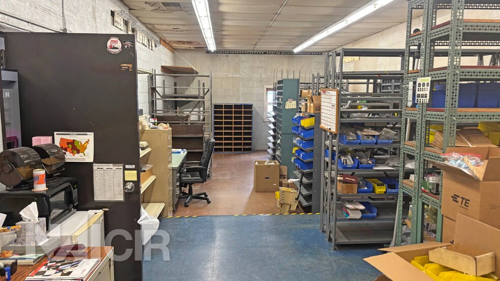 More Photos Of 1616 E Grand Ave, Tower City General Retail For Sale