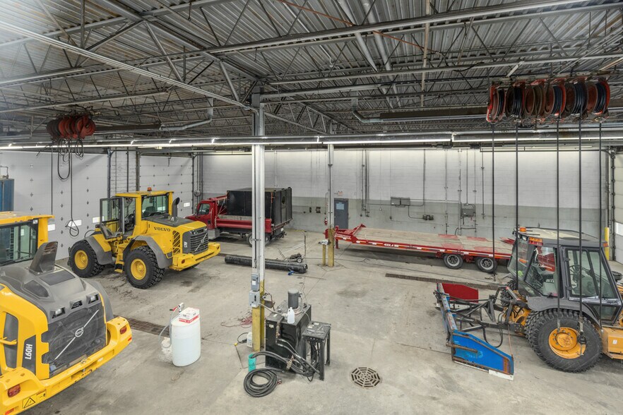 More Photos Of 931 Interchange Dr, Holland Office For Lease