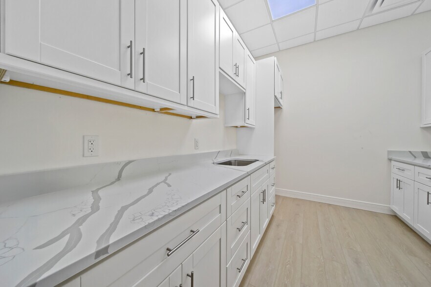 More Photos Of 1340 Commerce way, Stuart Warehouse For Lease