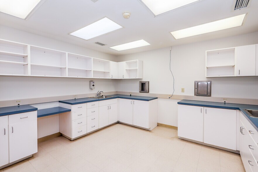More Photos Of 1487 Belk Blvd, Oxford Office For Sale